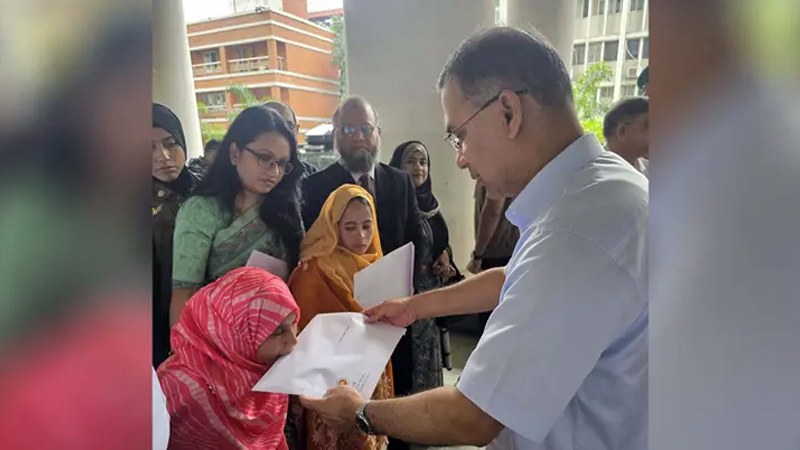 প্রধানমন্ত্রী প্রতিবন্ধী তিন ব্যক্তির হাতে নিয়োগপত্র তুলে দিলেন