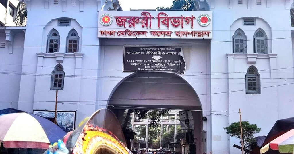 ঢাকামুখী রোগীর চাপ সামাল দিতে হিমশিম খাচ্ছে হাসপাতাল কর্তৃপক্ষ