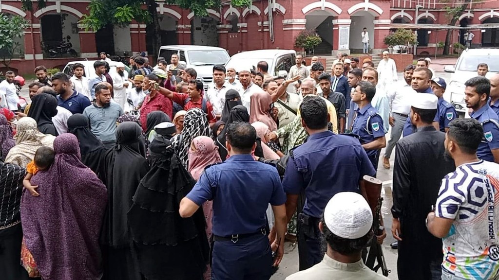 যশোরে এমপি গোলাম রসুলের বাড়িতে হামলার ঘটনায় সমঝোতা সভা, বিক্ষোভে অবরুদ্ধ পুলিশ সুপার